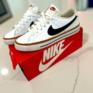 Women’s sz. 9 NIKE Legacy shoes